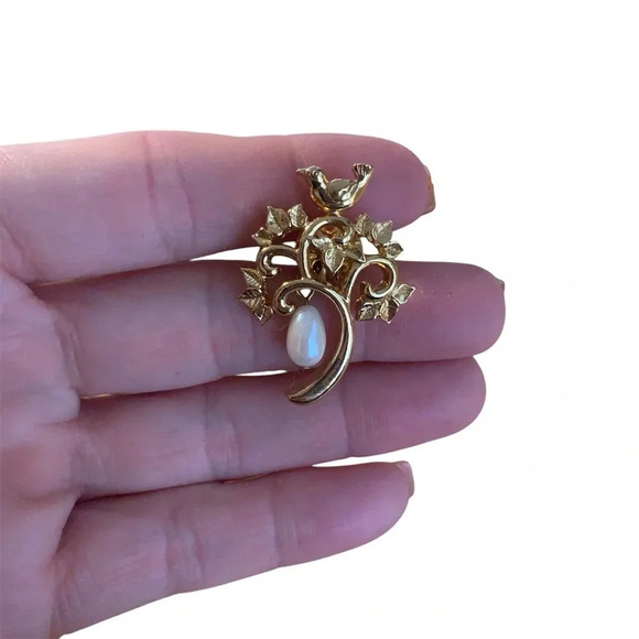 Avon Christmas pin NIB 1990 The First Day of Christmas pear tree with pearls - Picture 1 of 5